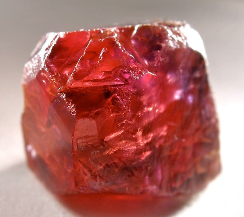 Korund (yaqut, sapfir)